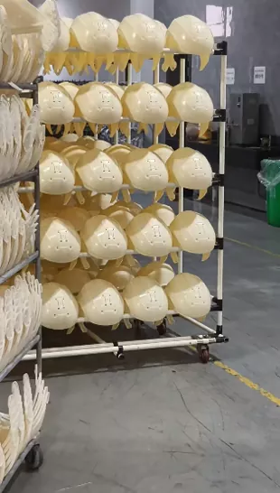 Línea de producción de cascos de motocicleta Toma real: proceso completo desde la inyección de la carcasa hasta los productos terminados