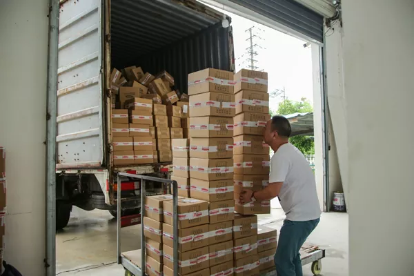 5000 cascos de motocicleta modulares completamente embalados y enviados para respaldar la preparación de existencias de mayoristas en el extranjero