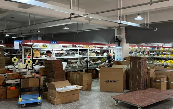 Tour de producción: dentro de nuestro moderno taller de fabricación de cascos de motocicleta