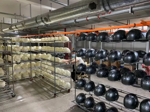 Nuestra fábrica de cascos actualiza la línea de producción para impulsar la capacidad de personalización OEM